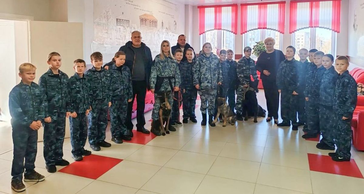 Марго и Реванш показали школьникам из Собинки, как работают служебные собаки
