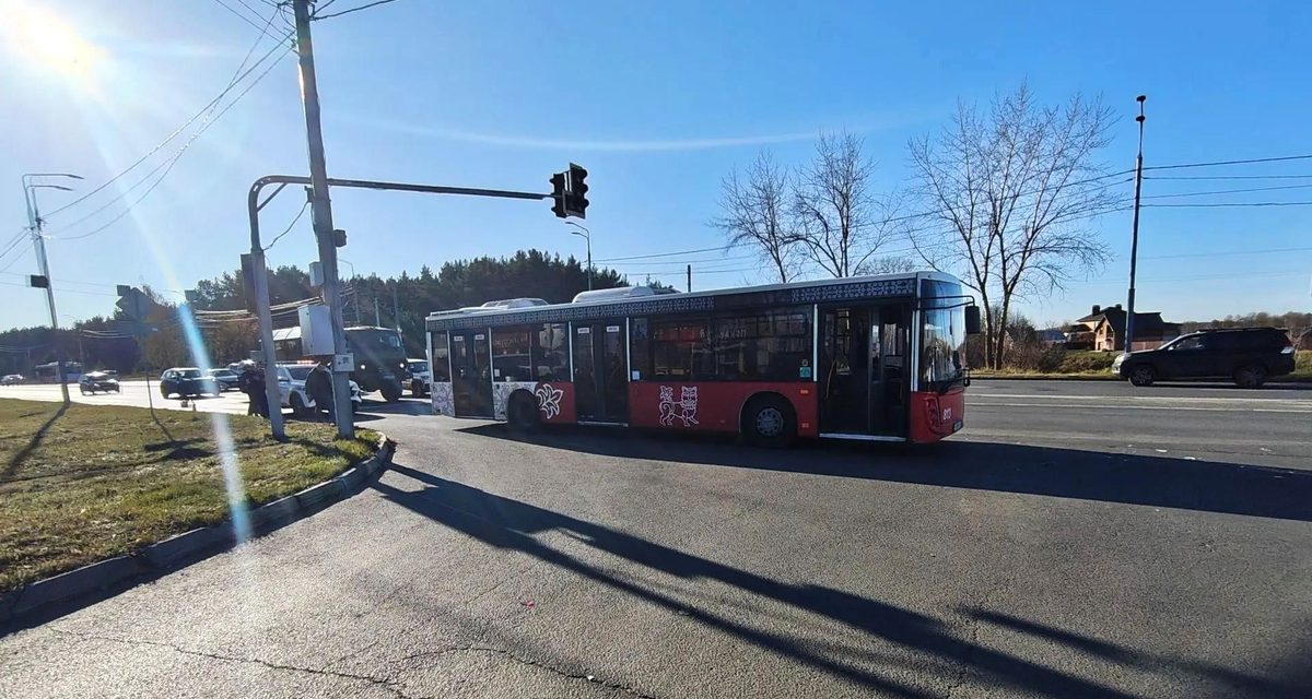 Во Владимире при столкновении автобуса с легковым автомобилем пострадали трое пассажиров, включая ребёнка