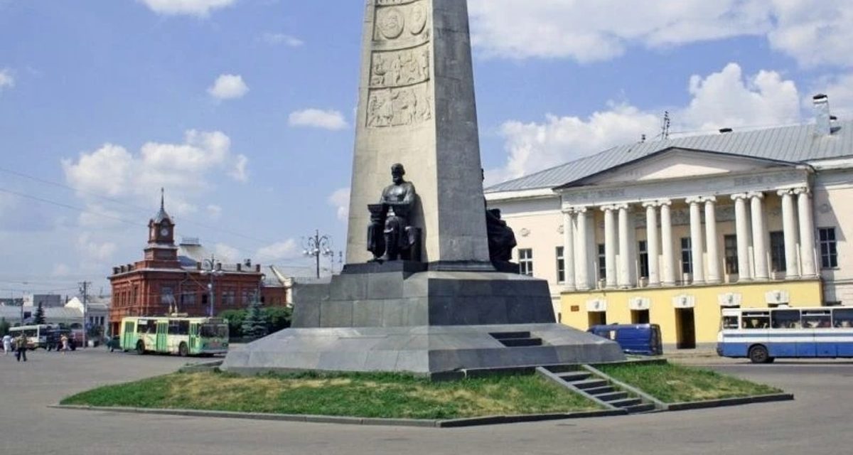 Памятник в честь 850-летия Владимира отметил день рождения ремонтом лестниц и очисткой камня
