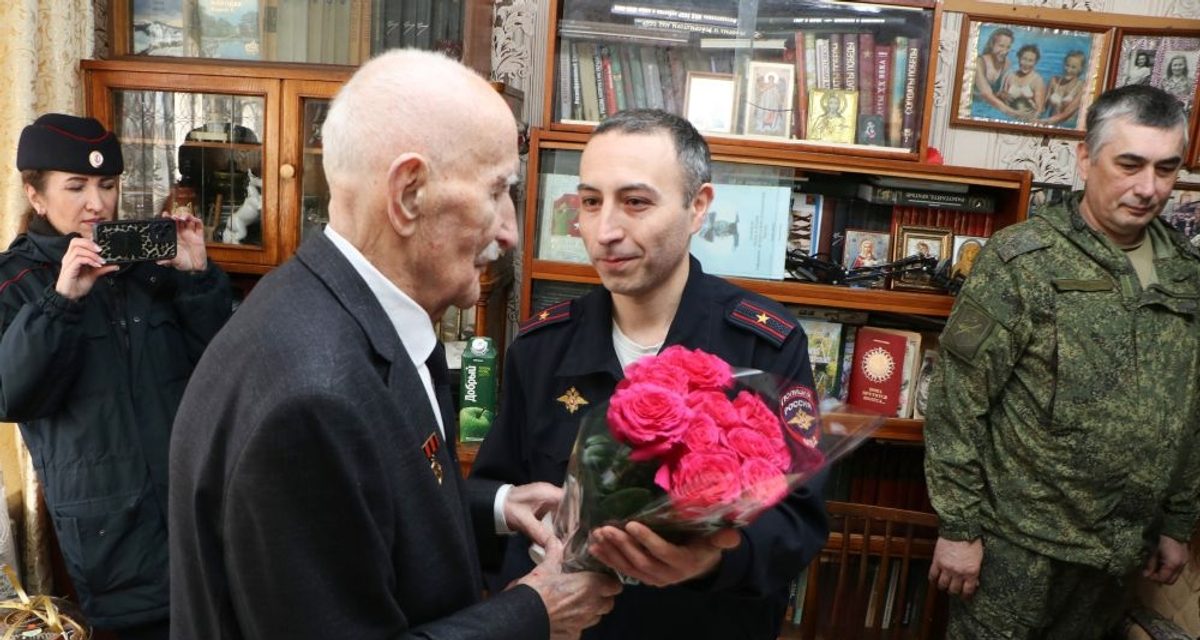У дома кавалера шести боевых орденов Анатолия Гаврилова выстроились полицейские в день его 102-летия